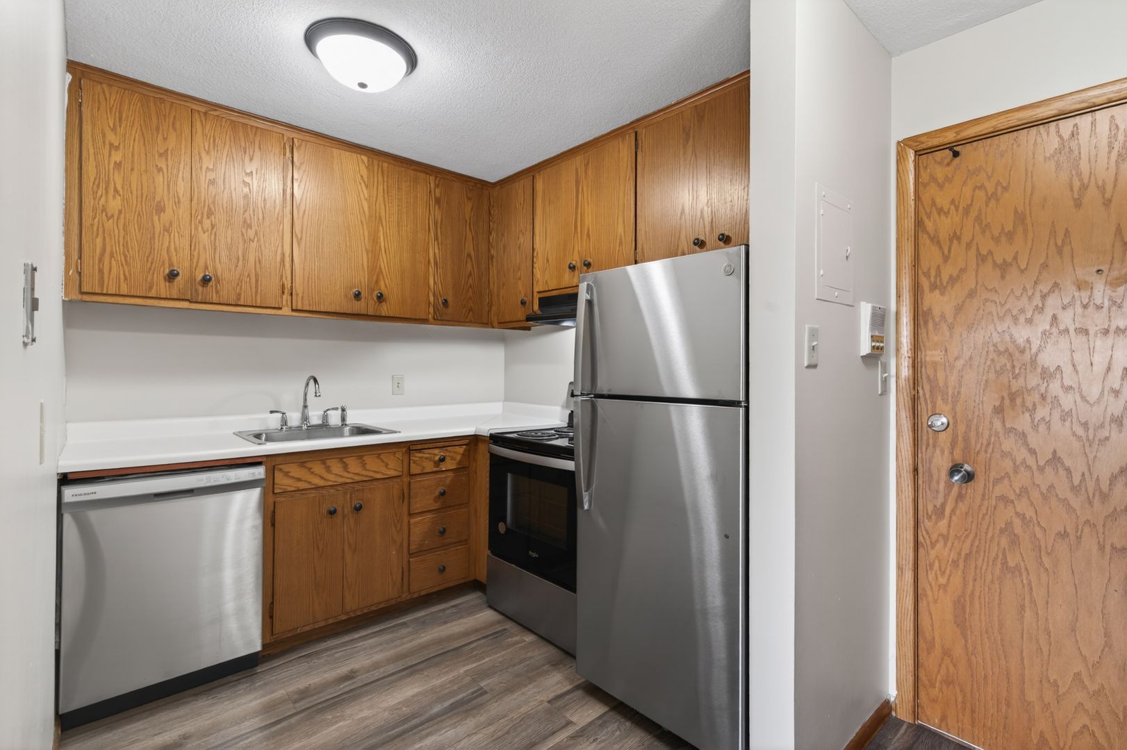 West St. Paul Apartment: 85 & 90 Imperial Dr. W.