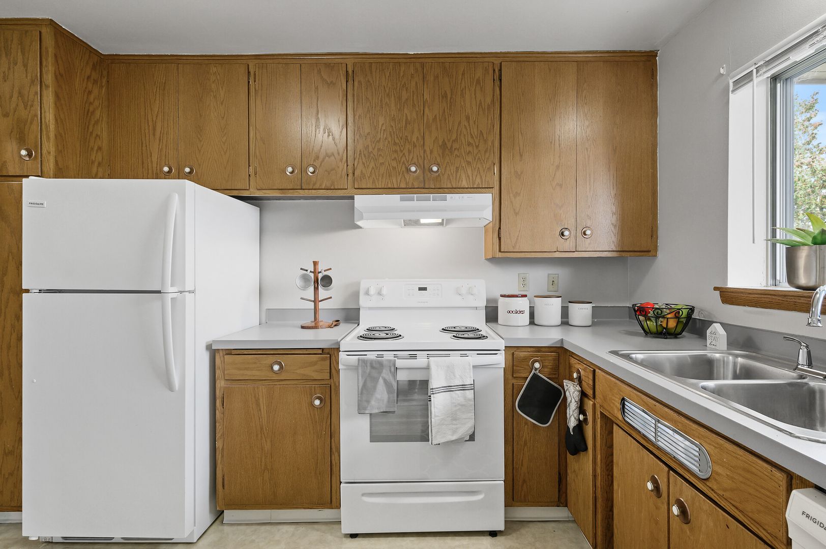 West St. Paul Apartment: 85 & 90 Imperial Dr. W.