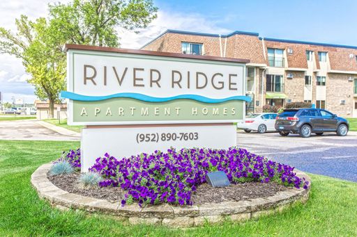 Modern comfort, top-floor views, and unbeatable convenience—all in the heart of Burnsville. – photo 1