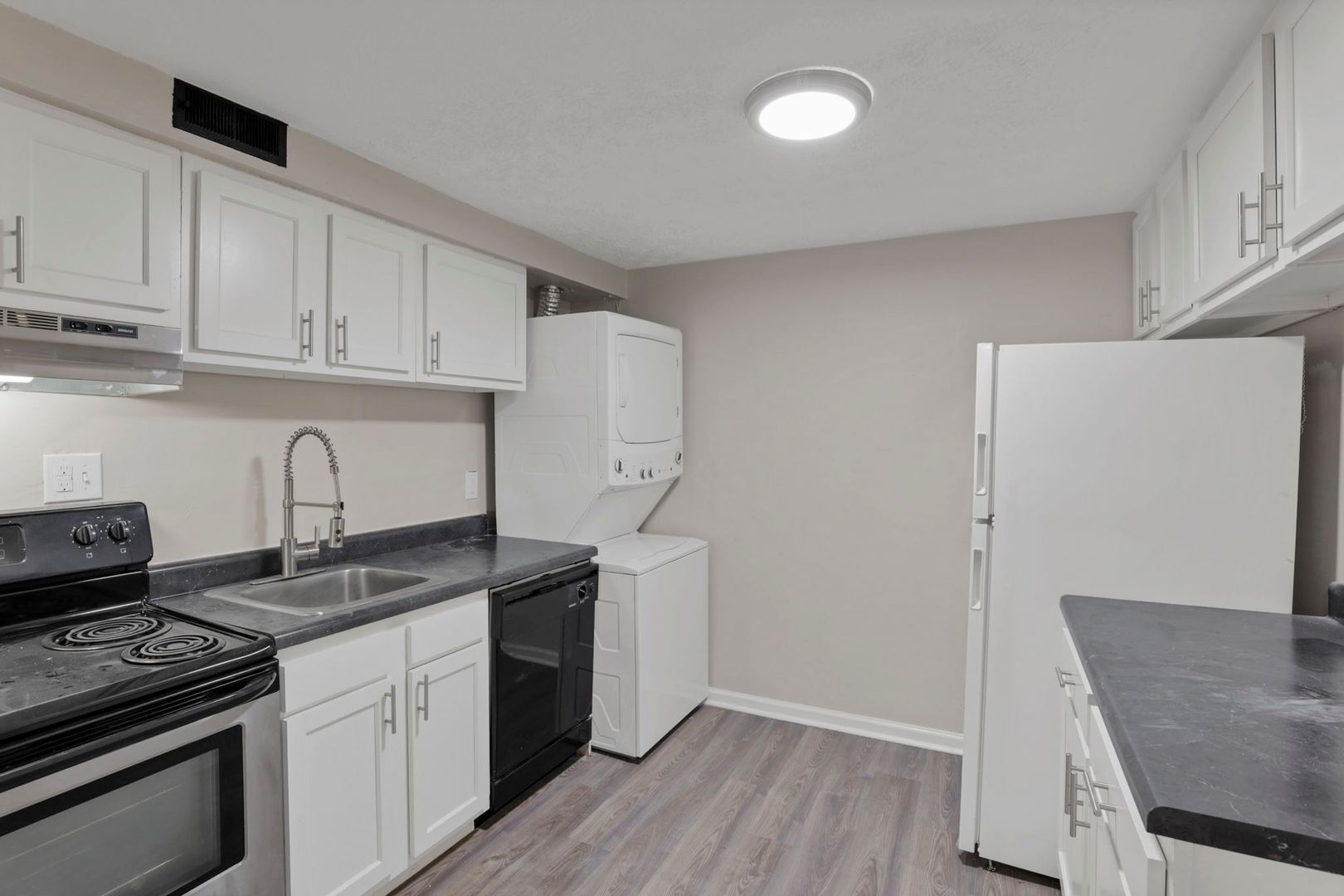 Columbus Apartment: 1581 E Mound St - Unit 2D