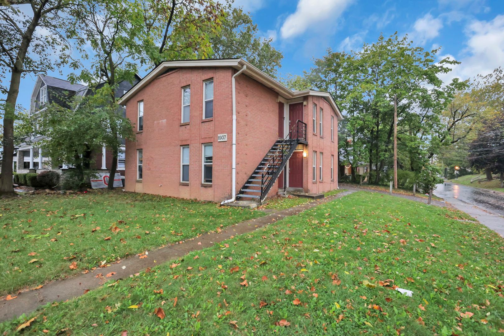 Columbus Apartment: 1937 Summit St