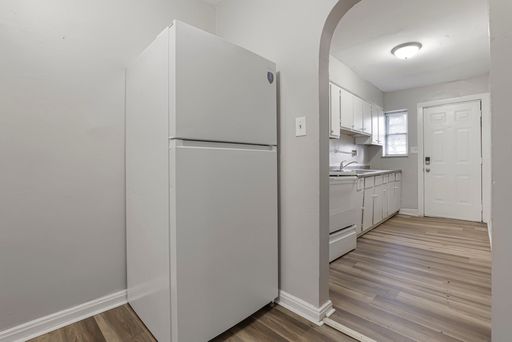 Newly Renovated 2/1 Apartment in Driving Park off of Livingston! – photo 1