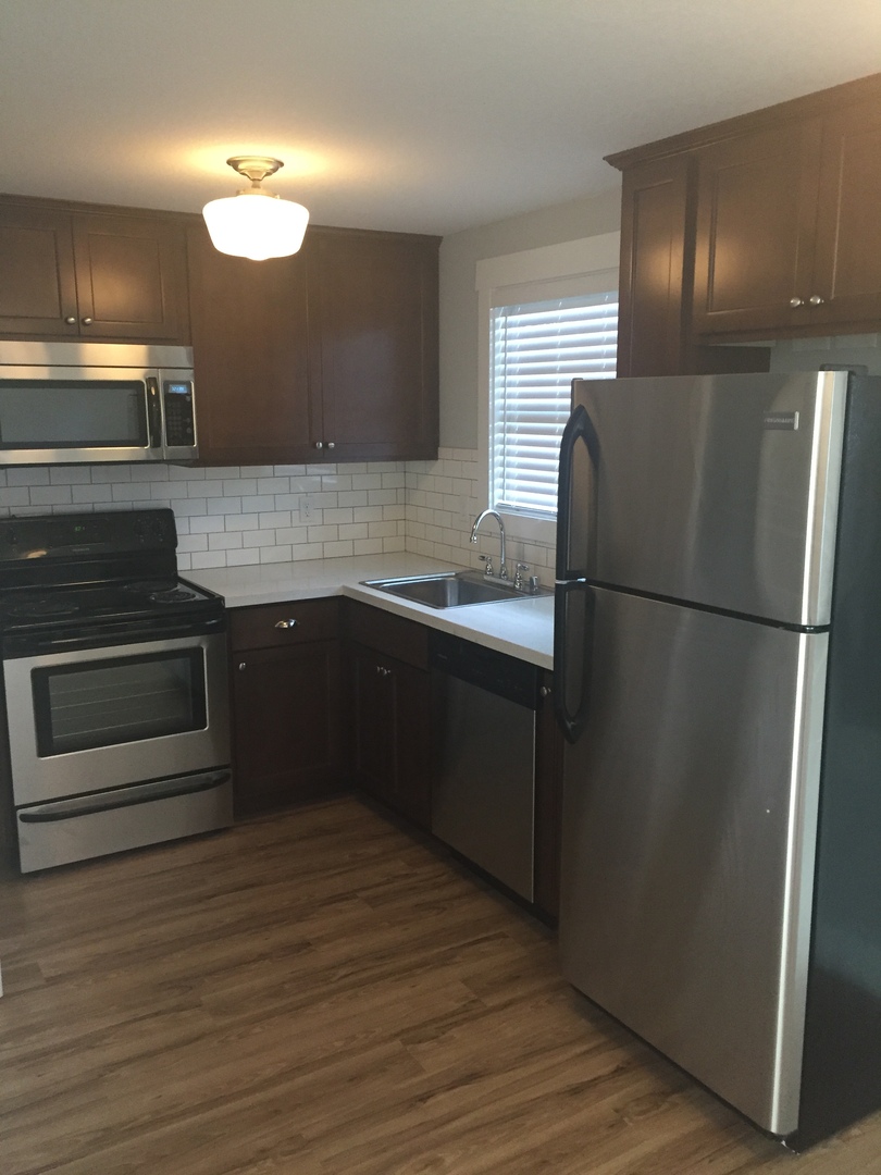 Vancouver Apartment: 914 - 918 W 16th St, 1601-1615 Kauffman Ave