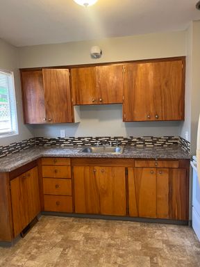 Close in Vintage Brick Tri-Plex downtown Vancouver! – photo 1