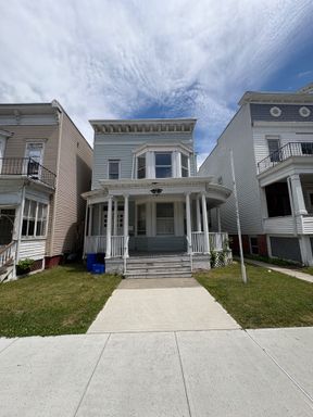 Bright and spacious 2 bedroom in Troy # – photo 1