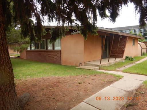 2 BDRM - Next to University of Wyoming's War Memorial Stadium – photo 1