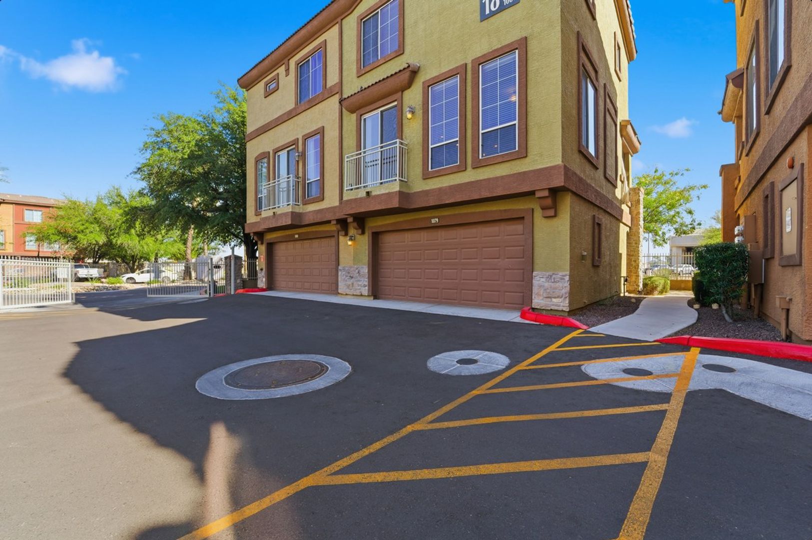 Phoenix Townhome: 1920 E Bell Rd, Unit 1079