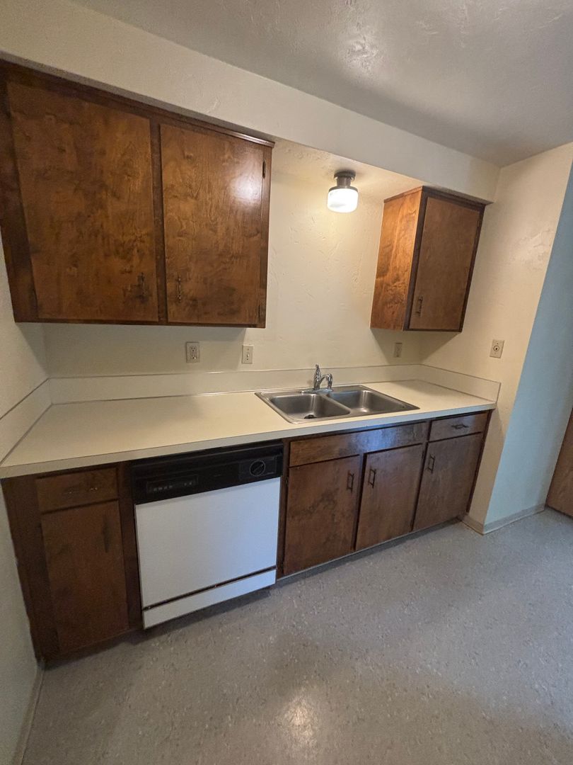 Redwood Manor Apartments LLC 4 of 8