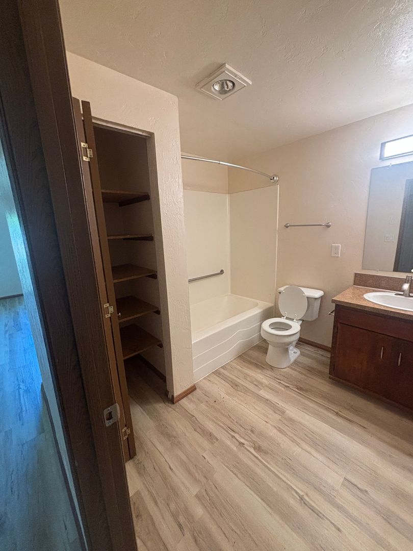 Redwood Manor Apartments LLC 7 of 11
