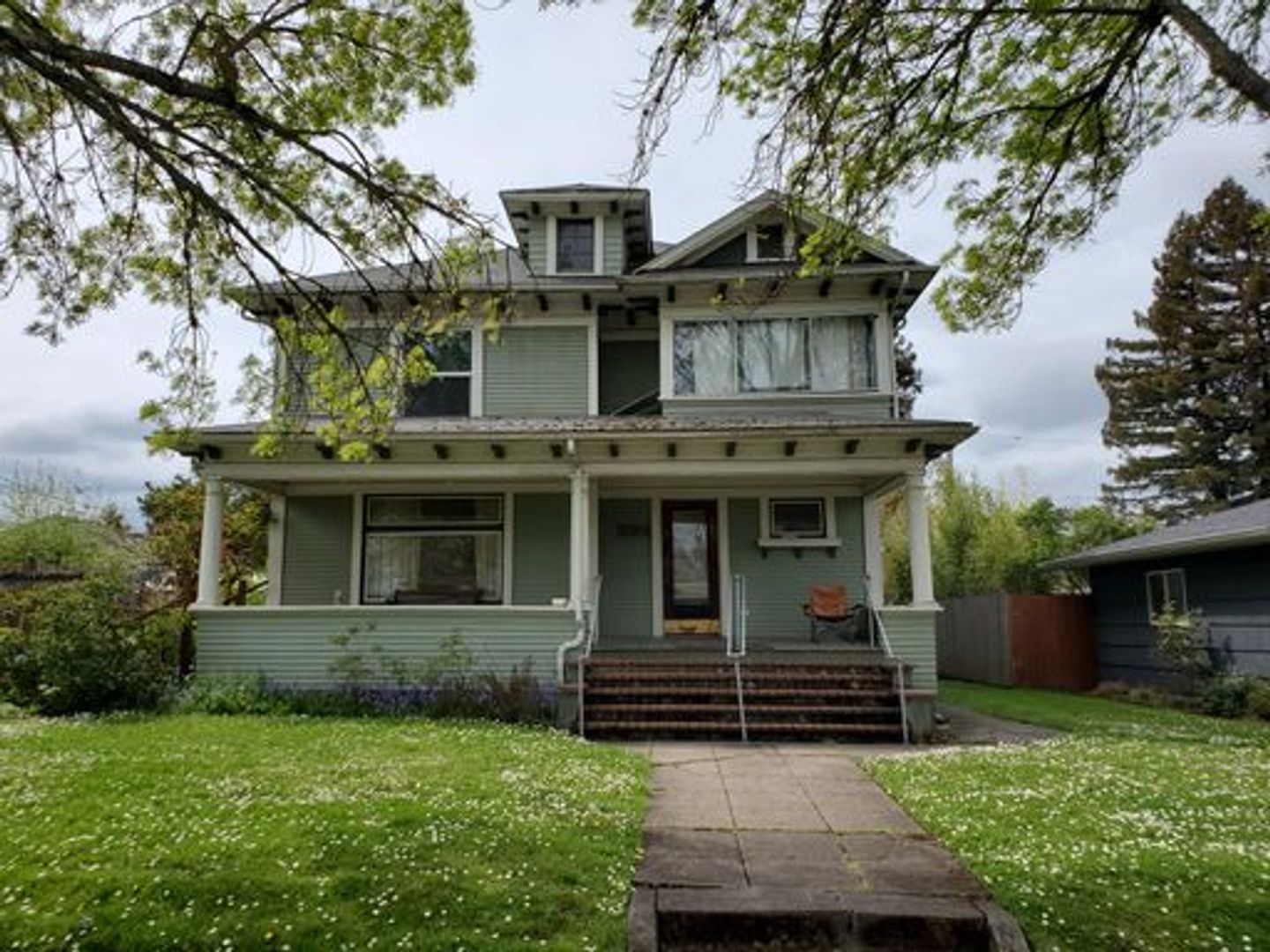 Eugene Apartment: 1654 Lincoln Street