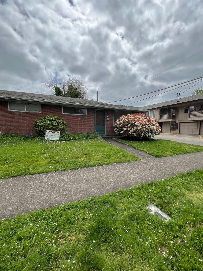 Eugene Apartment: 350 - 352 E. 17Th