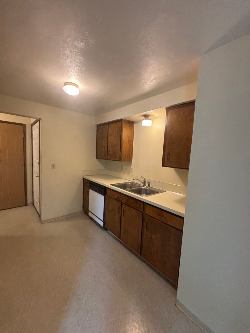 Redwood Manor Apartments LLC 7 of 8