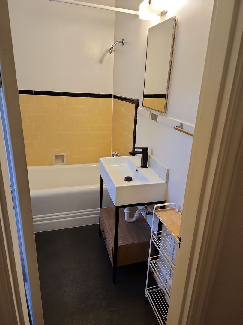 We have the wonderful 2bed/1bath you’ve been waiting for! 12 of 12
