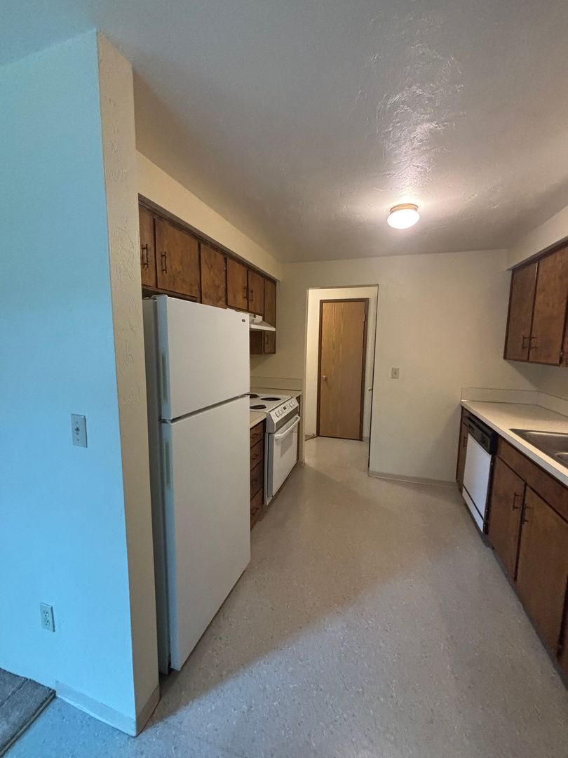 Redwood Manor Apartments LLC 6 of 8
