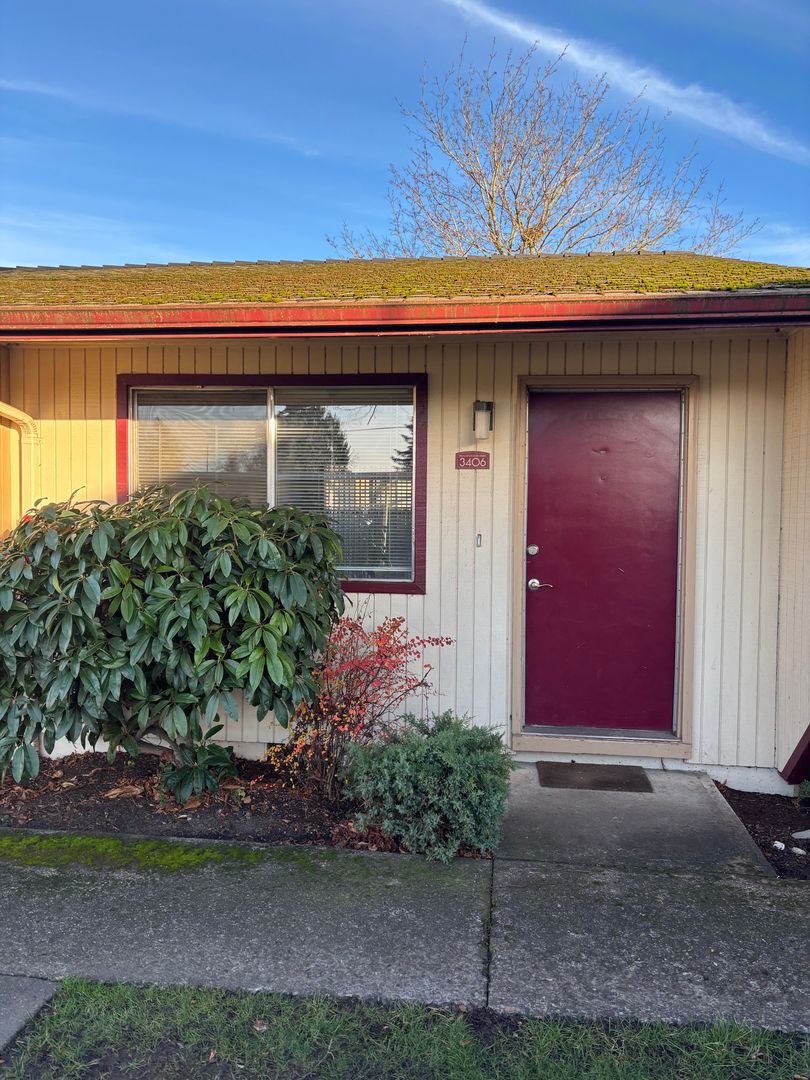 Salem Apartment: 3300 Hollywood Dr., NE