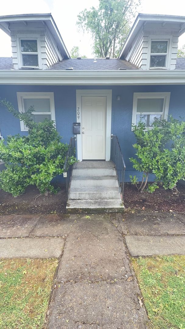 Springfield Apartment: 207-211 N 24th ST