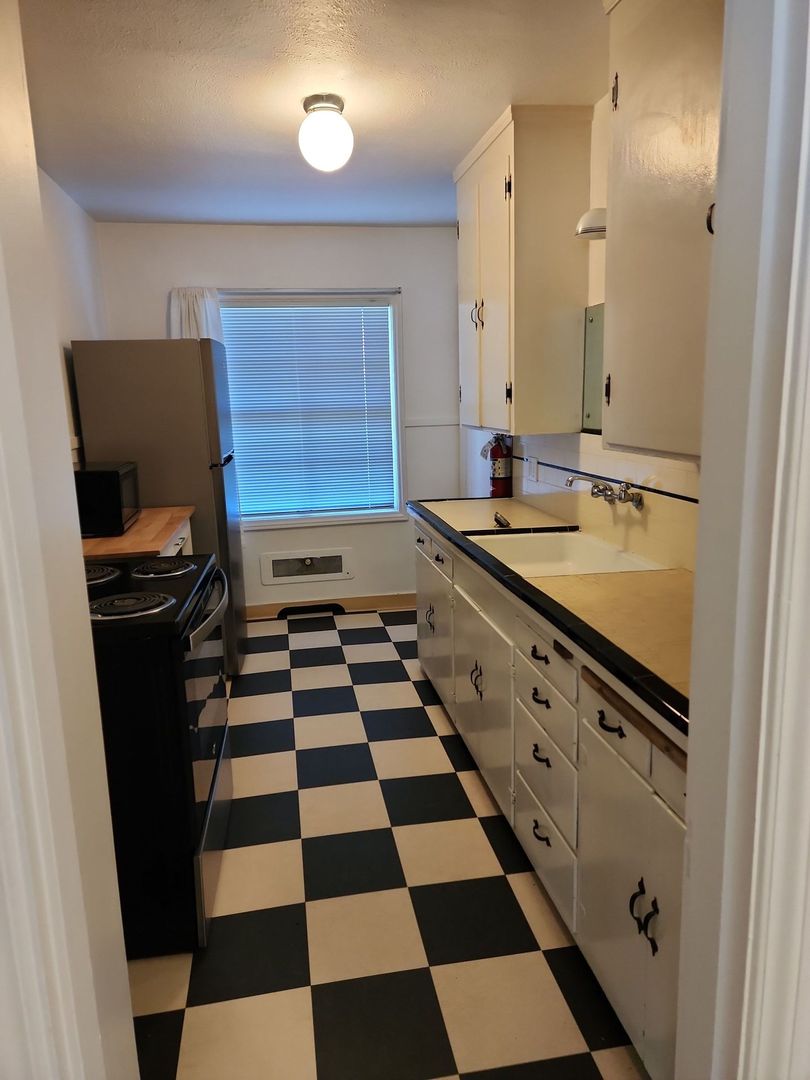 We have the wonderful 2bed/1bath you’ve been waiting for! 8 of 12