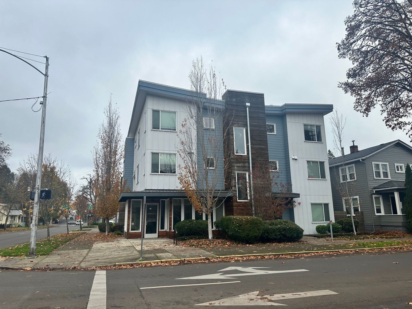 Eugene Apartment: 491 W 8th Ave