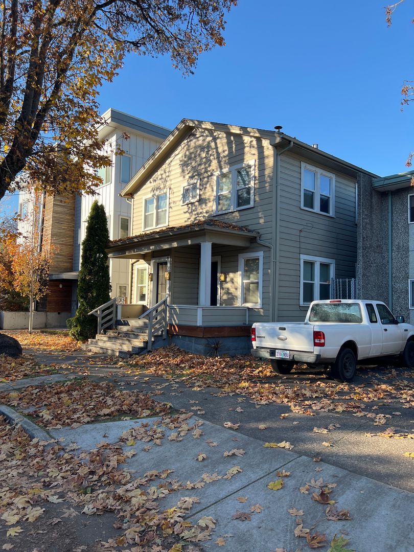 Eugene Apartment: 477 W 8th Ave