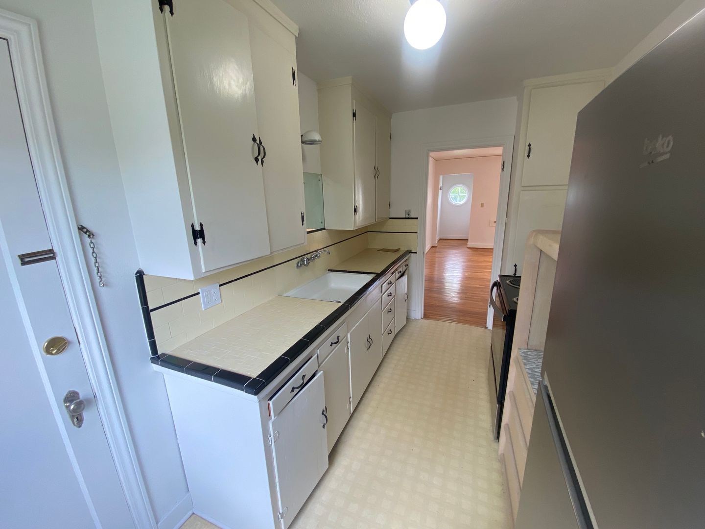 We have the wonderful 2bed/1bath you’ve been waiting for! 9 of 12