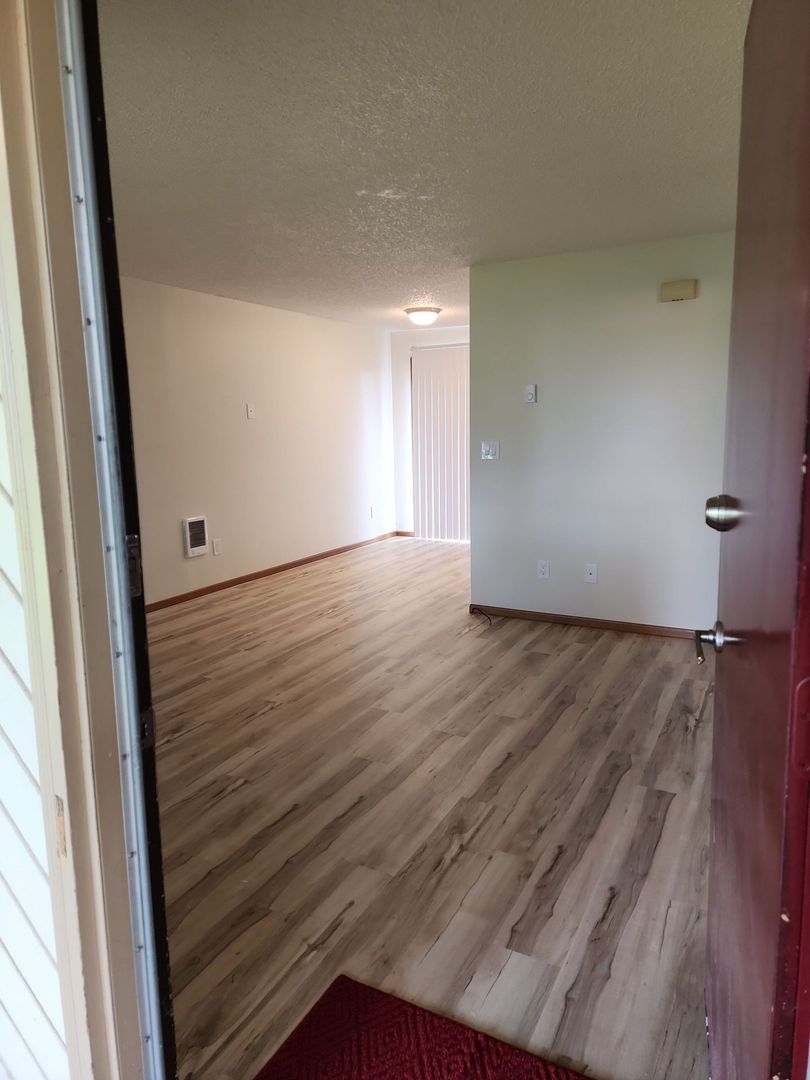 Salem Apartment: 3300 Hollywood Dr., NE