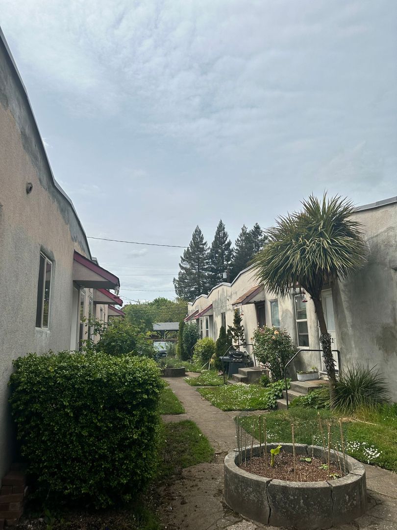 Lincoln Court Apartments