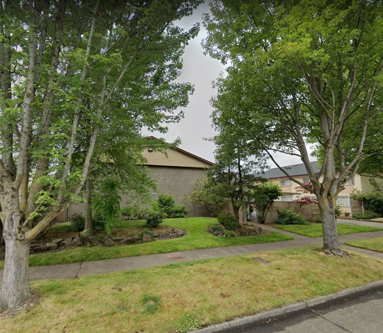 Eugene Apartment: 64 Jefferson Street