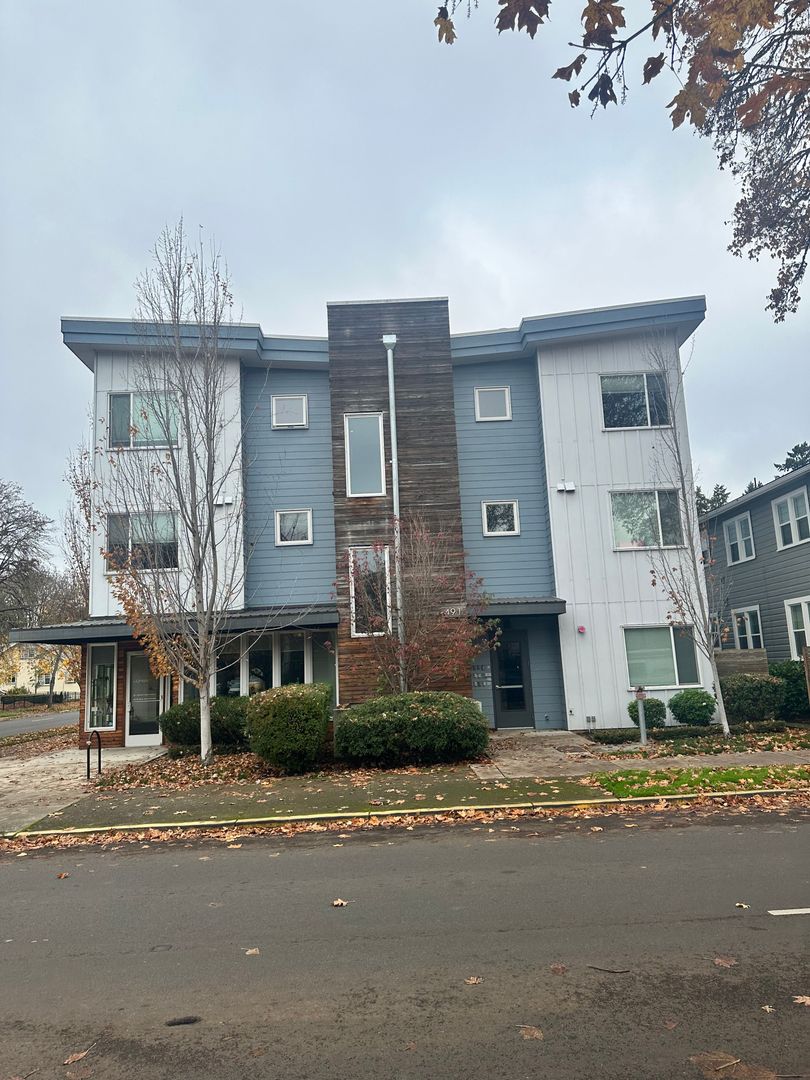 Eugene Apartment: 491 W 8th Ave
