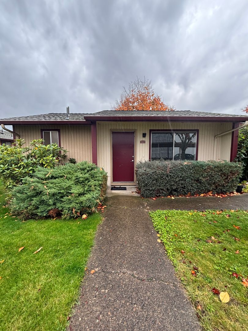 Salem Apartment: 3300 Hollywood Dr., NE