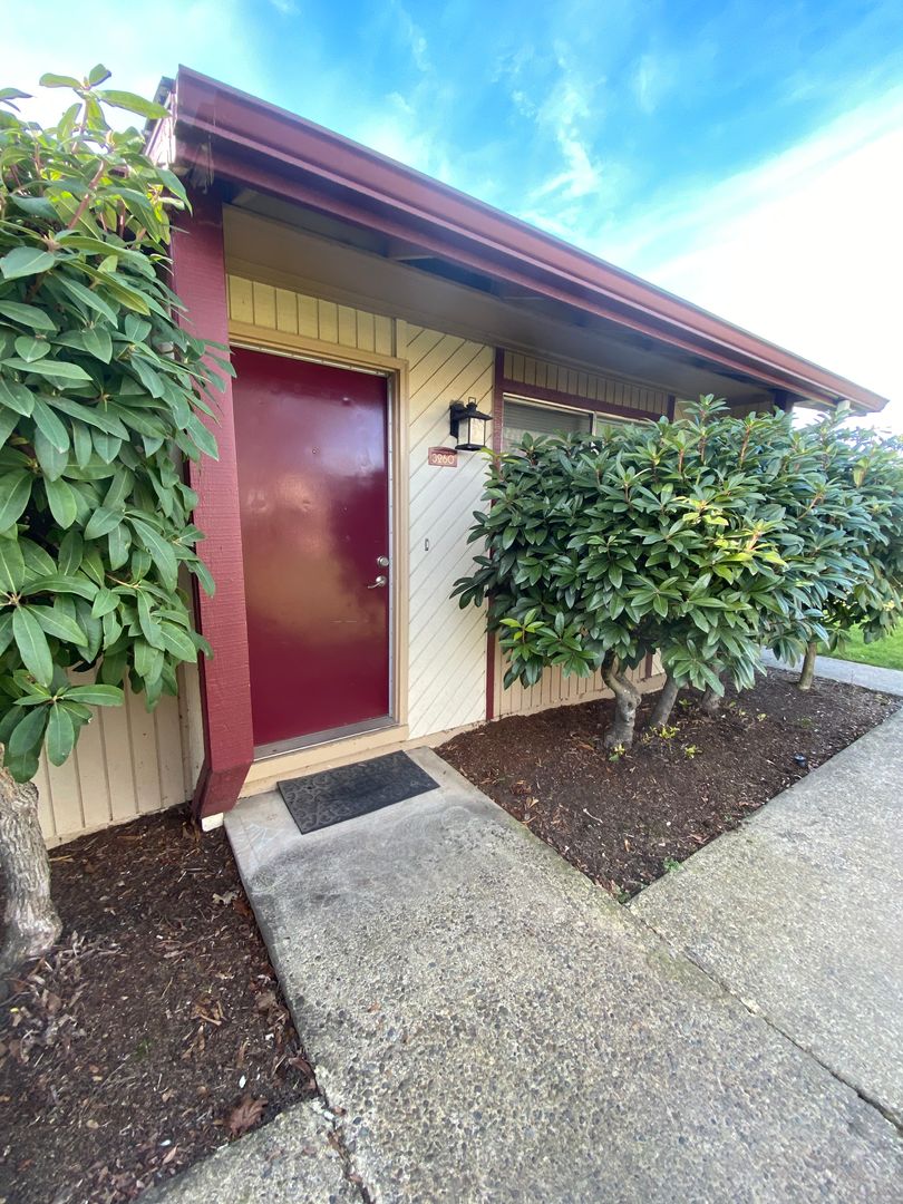 Salem Apartment: 3300 Hollywood Dr., NE