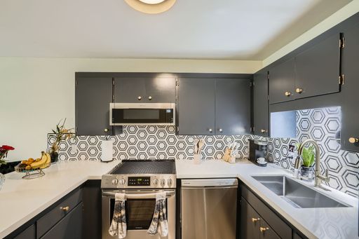 Top-Floor Corner Unit with Stunning Views in Renton — A Commuter’s Dream! – photo 1