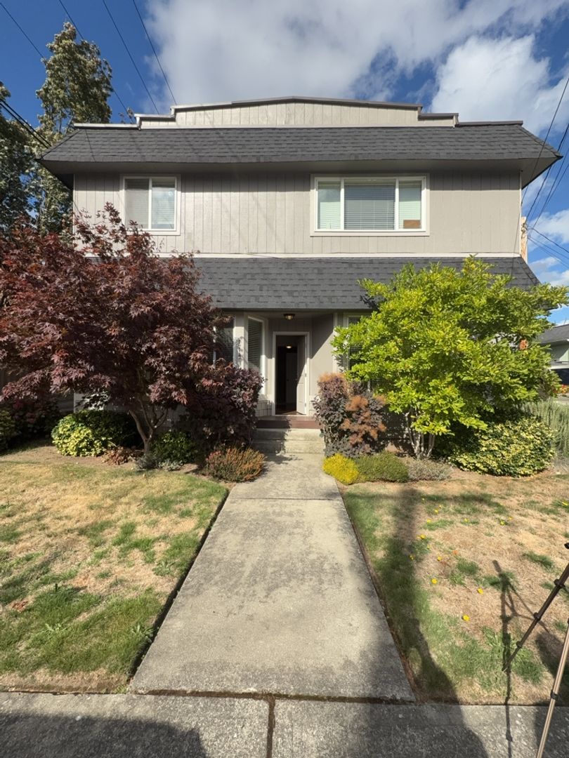 Everett Apartment: 1713 17th Street