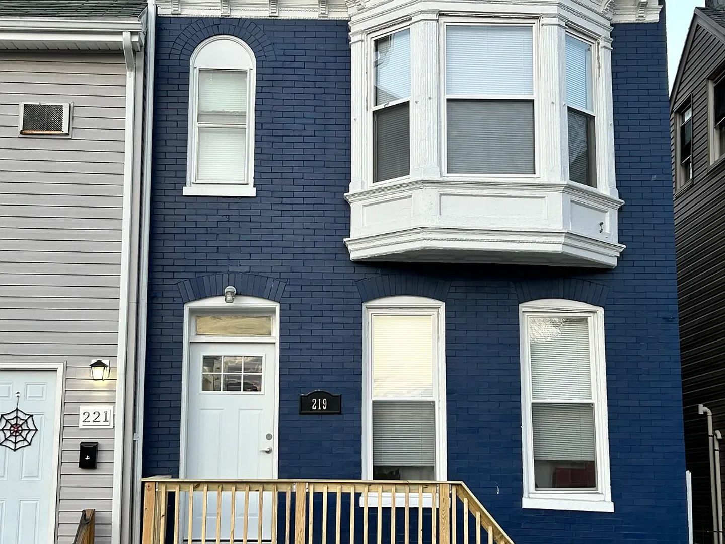 York Apartment: 219 Roosevelt Ave