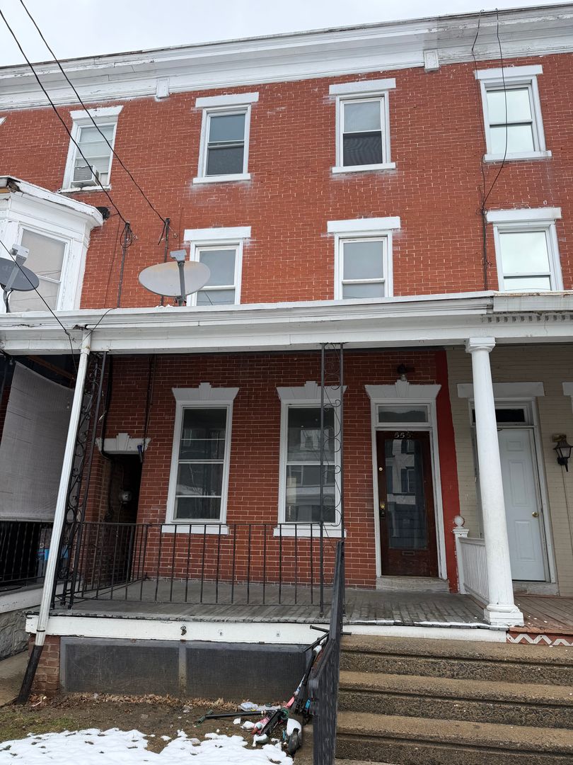 Lancaster House: 555 N Plum St