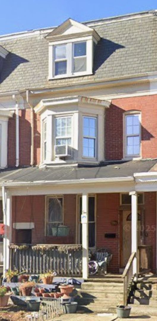 York House: 602 Dallas St