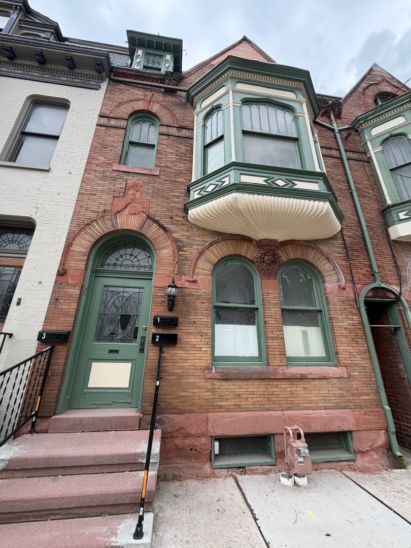 York Apartment: 110 South Beaver Street