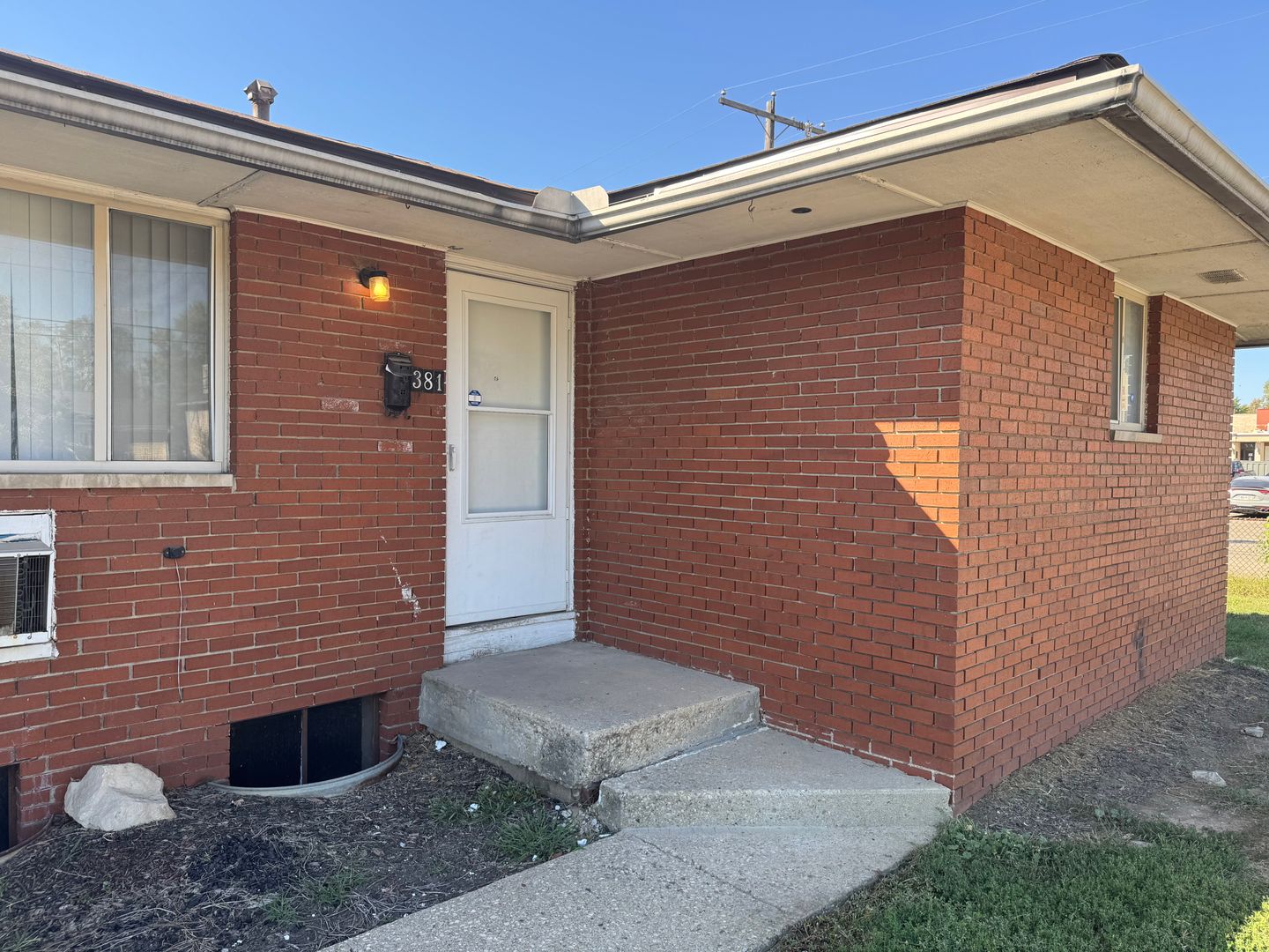 Whitehall Apartment: 381-385 S Yearling Rd