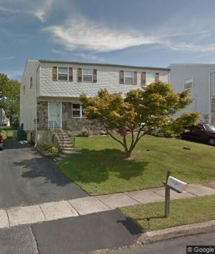 Stowe House: 727 Holly Drive