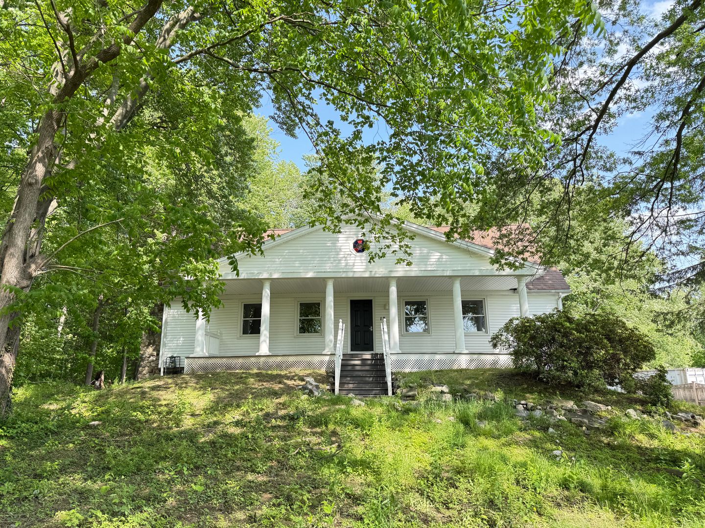 Hadley House: 17 N Maple St