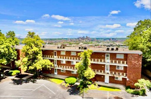 Charming 2-Bedroom Cincinnati Condo with Scenic Views & Pool Access – photo 1