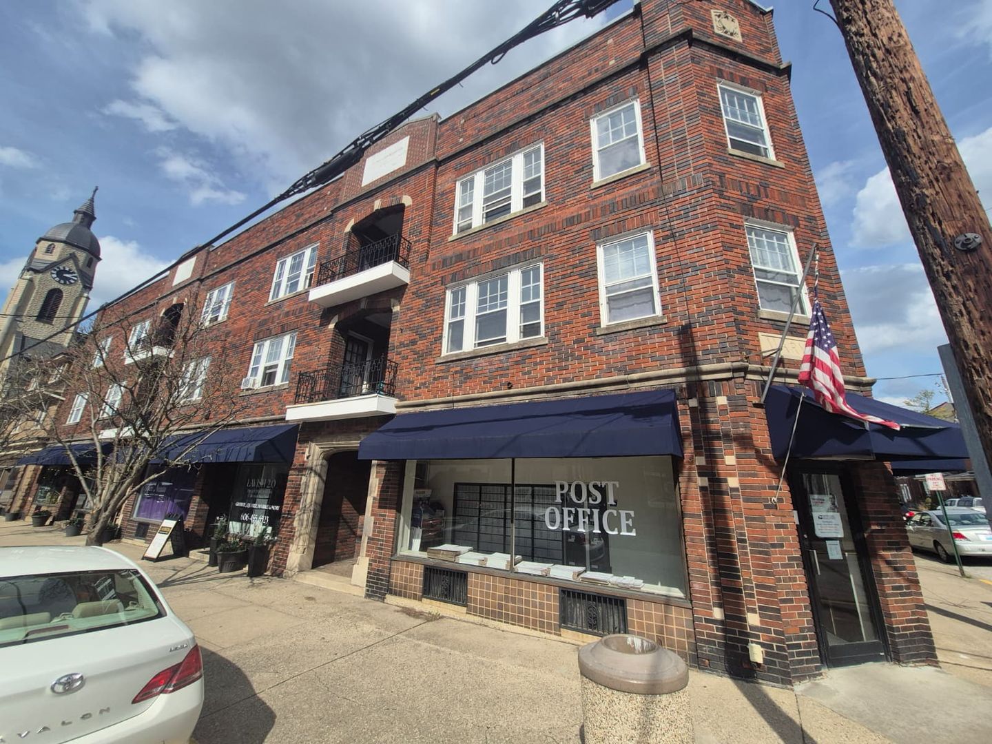 Bellevue Apartment: 353 Taylor Ave