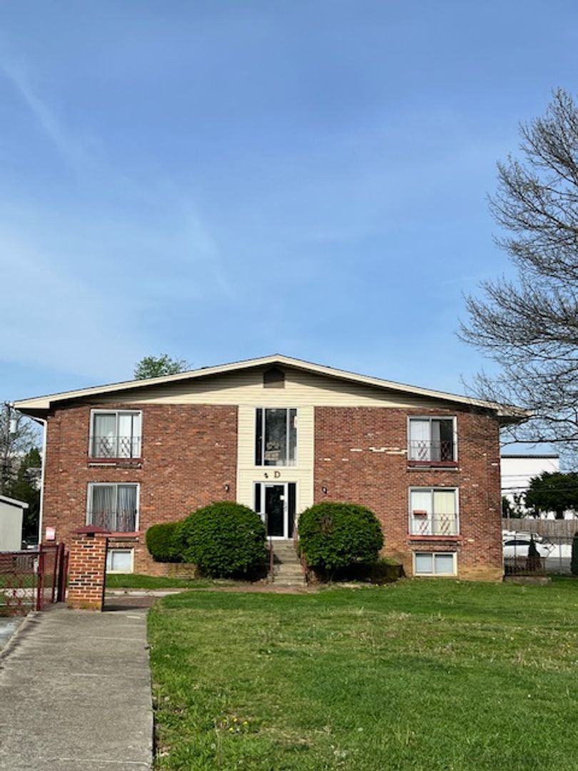 Lexington Apartment: 1708 Jennifer Road