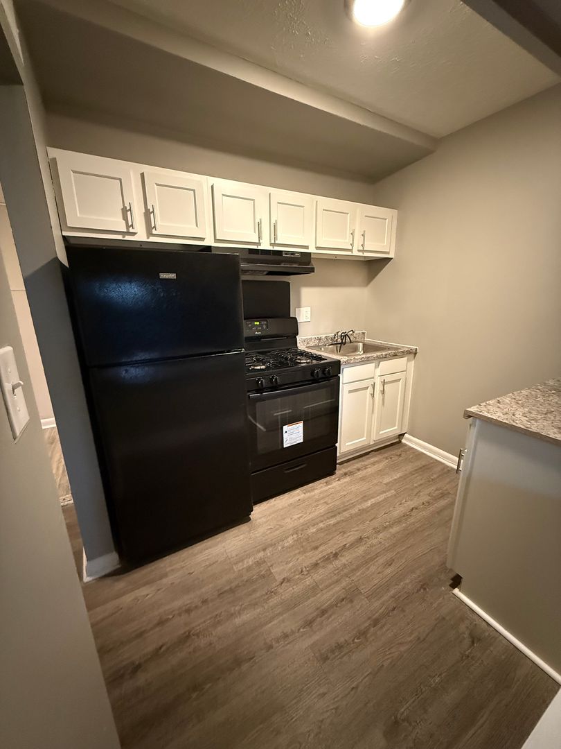 Lexington Apartment: 2082 Fairmont Court