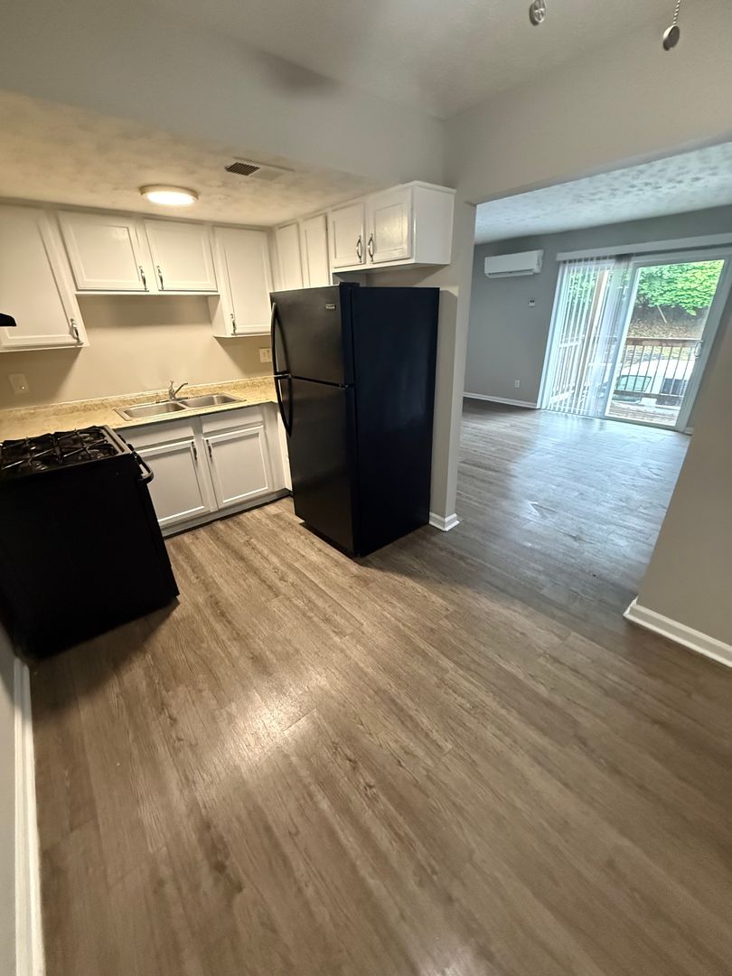 Lexington Apartment: 2066 Fairmont Court