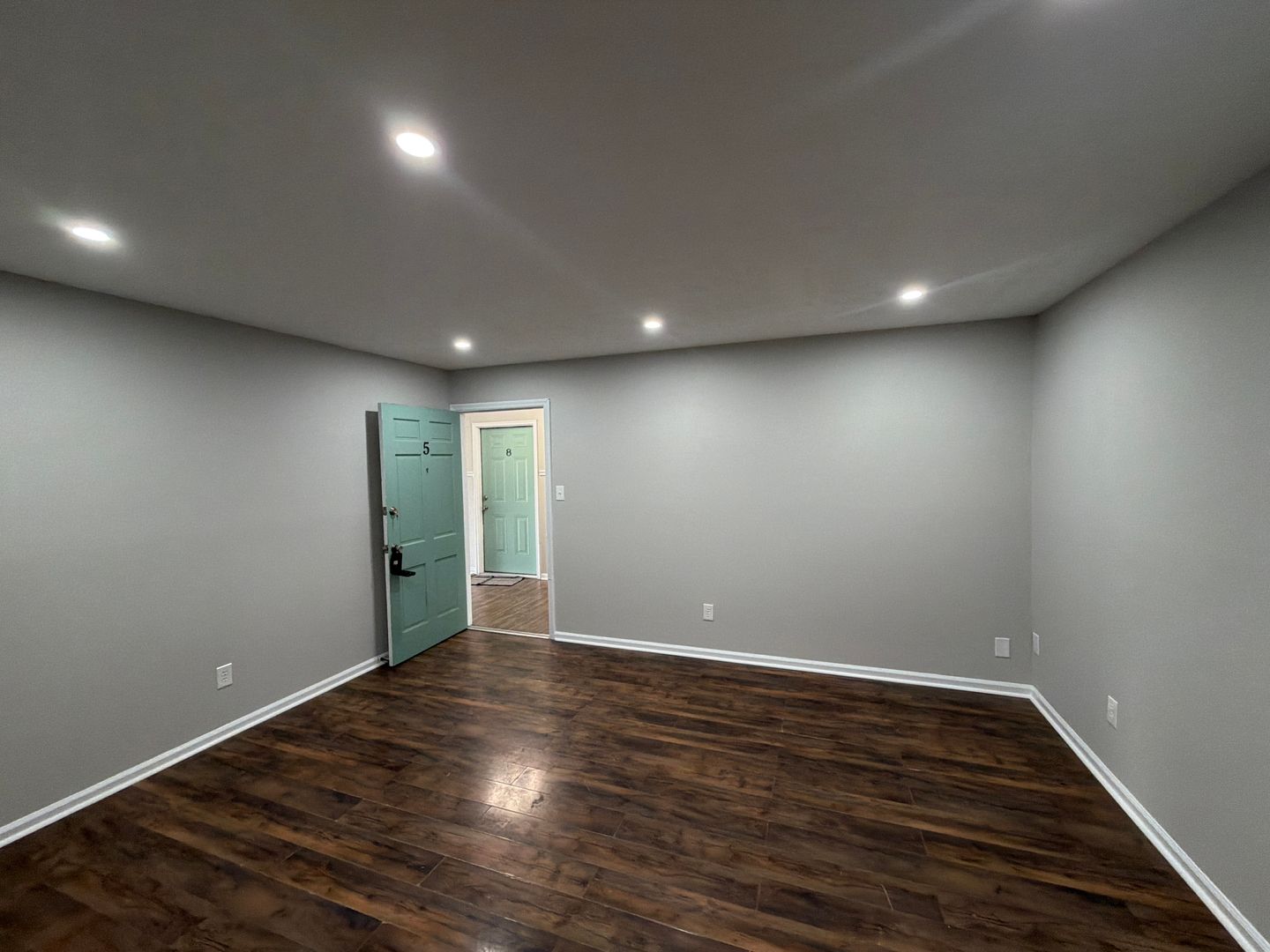 Lexington Apartment: 208 Lakeshore Drive