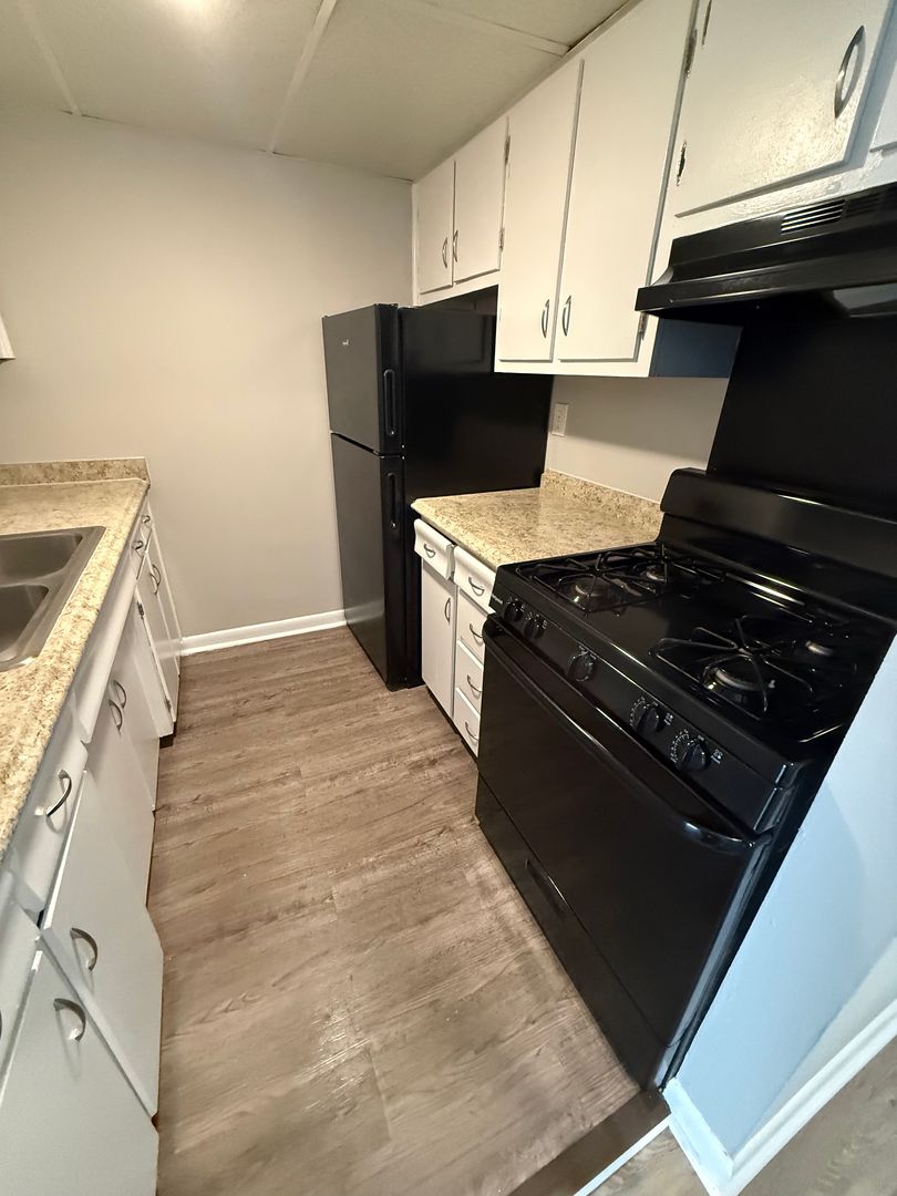 Lexington Apartment: 2074 Fairmont Court