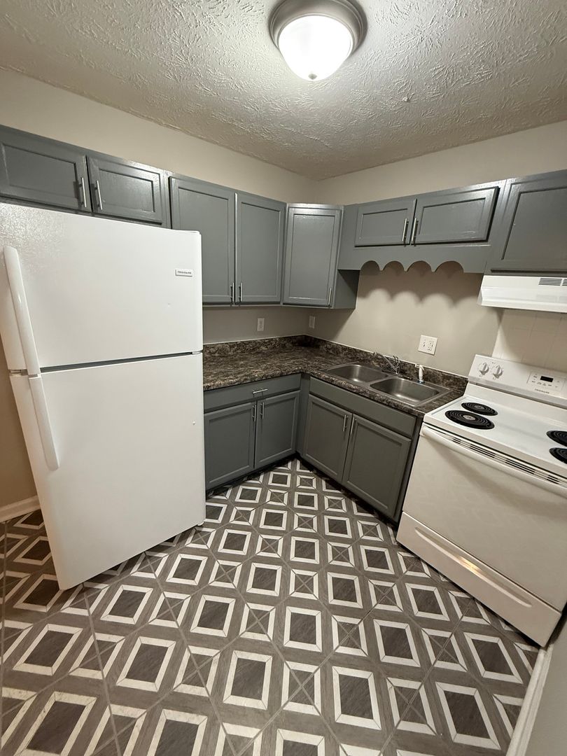 Lexington Apartment: 209 Lakeshore Dr