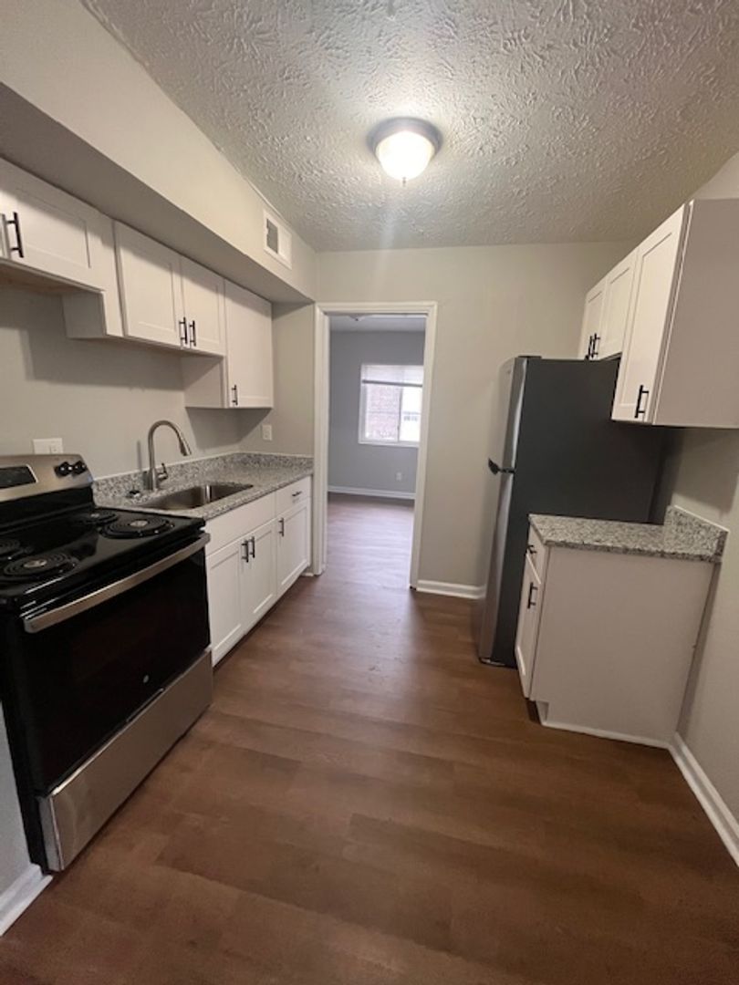 Lexington Apartment: 208 Lakeshore Drive