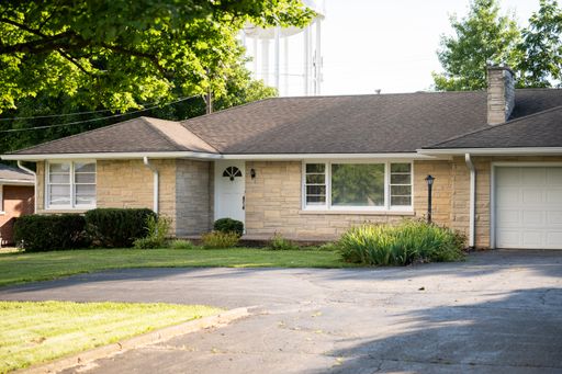 No Need for a Storage Building! Spacious 3 Bedroom, 1.5 Bathroom with basement in Nicholasville with lots of storage! Close to shopping, dining and everything Nicholasville has to offer! – photo 1