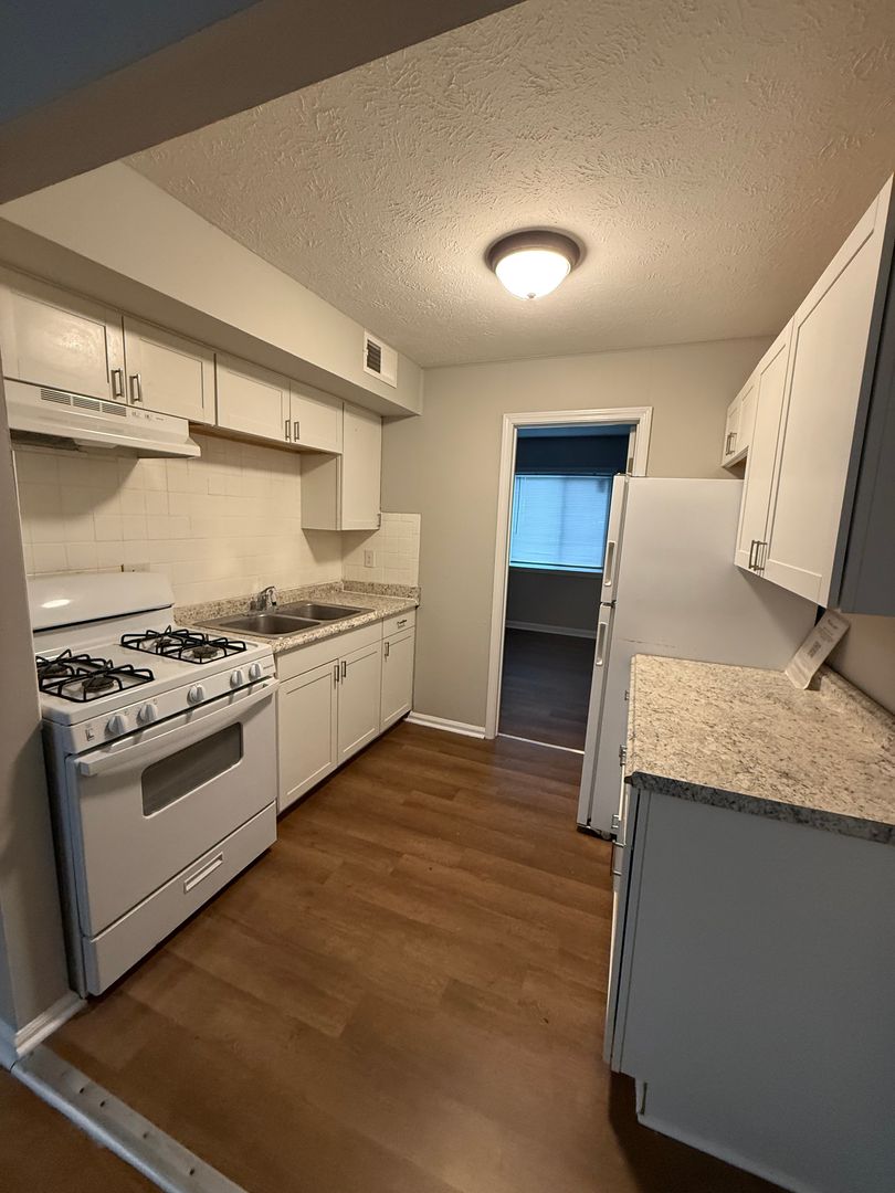 Lexington Apartment: 208 Lakeshore Drive